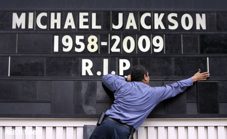 michael_jackson_memorial025