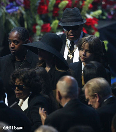 michael_jackson_memorial036