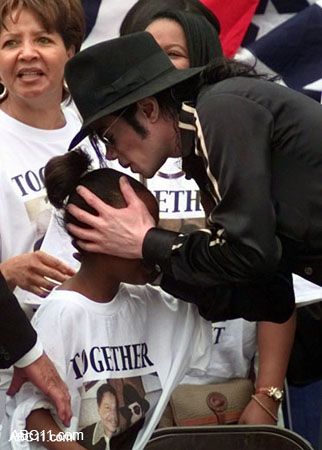 michael_jackson_memorial097